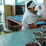 Nereguli în cantinele școlare și la unitățile de catering care asigură hrana elevilor