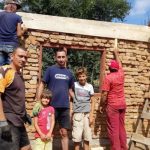 Voluntari care reconstruiesc o casă în Gorj, înjurați de localnici