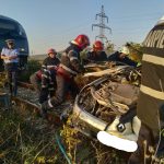 Update: (FOTO-Video) Mașină spulberată de tren la Săteni, în Dâmbovița. Două persoane au decedat