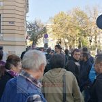 Sătenii din Solduba, terorizați de hoți, protestează în fața Inspectoratului de Poliție din municipiul Satu Mare