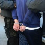 Hoțul care smulgea bijuteriile femeilor, pe stradă, la Târgoviște, a fost reținut