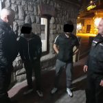 Găsiți în scara unui bloc din Piatra-Neamț după ce au furat din din sala de așteptare a gării