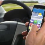 De mâine, șoferii prinși cu telefonul mobil la volan rămân fără permis!