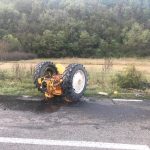 Un autoturism a rupt un tractor în două lângă Goruia FOTO