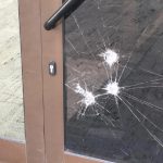 FOTO! Incident straniu: un individ a atacat uşa de acces la Judecătoria Iaşi!