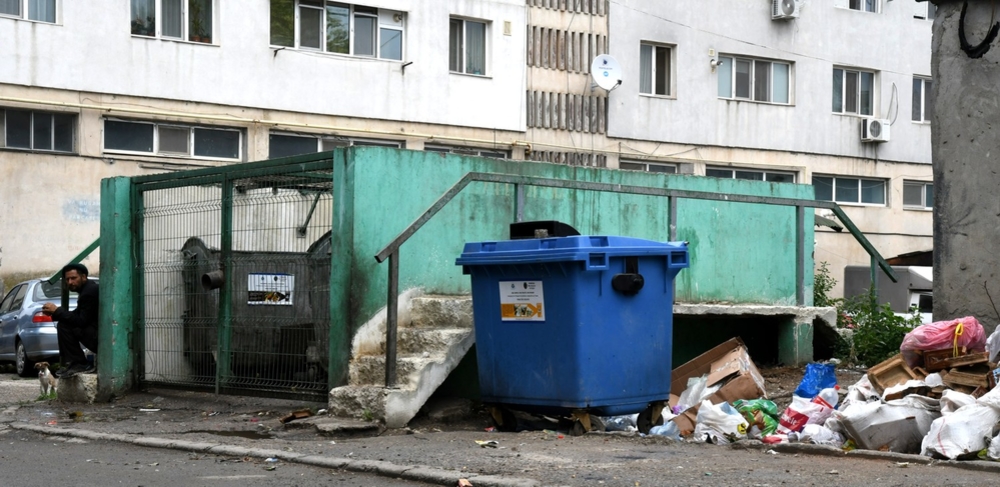 Colectarea gunoiului în Fetești revine la vechea procedură după ce orașul s-a umplut de munți de deșeuri menajere