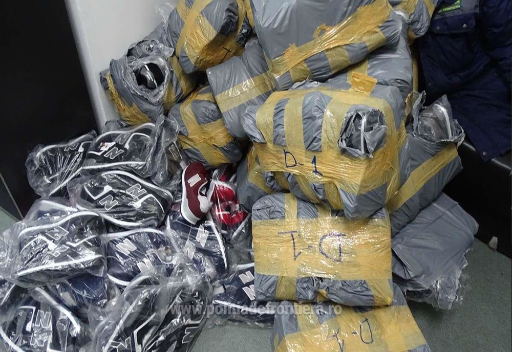 Sute de articole vestimentare și încălțăminte contrafăcute, confiscate de polițiștii de frontieră de la Giurgiu
