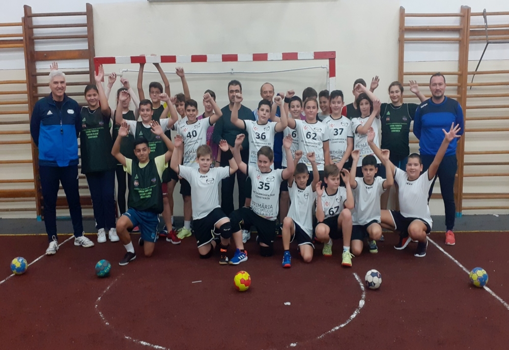 FOTOI Juniorii de la HC Dobrogea Sud au jucat handbal cu elevii constănțeni