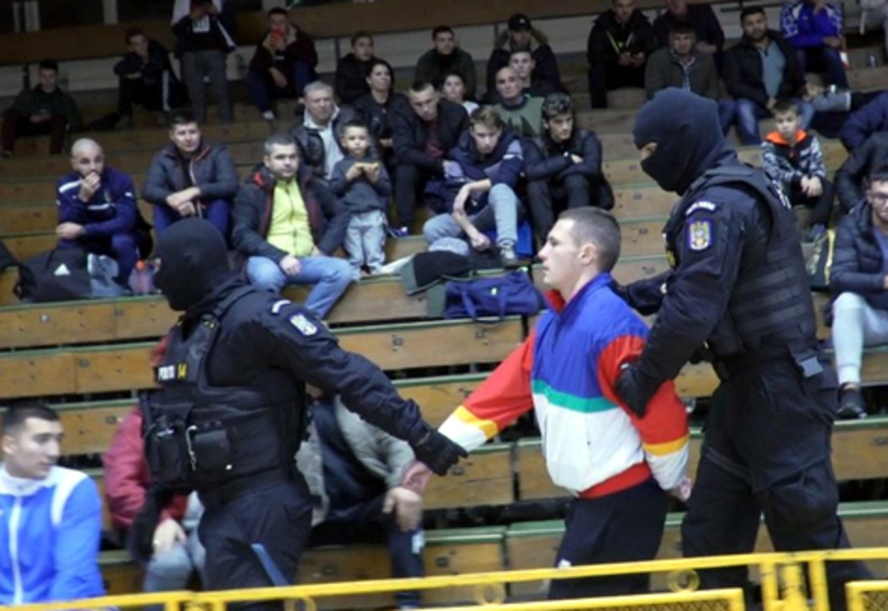 Pugilist, ridicat de „mascați“, de la Sala Polivalentă din Iași, în timpul unei competiții