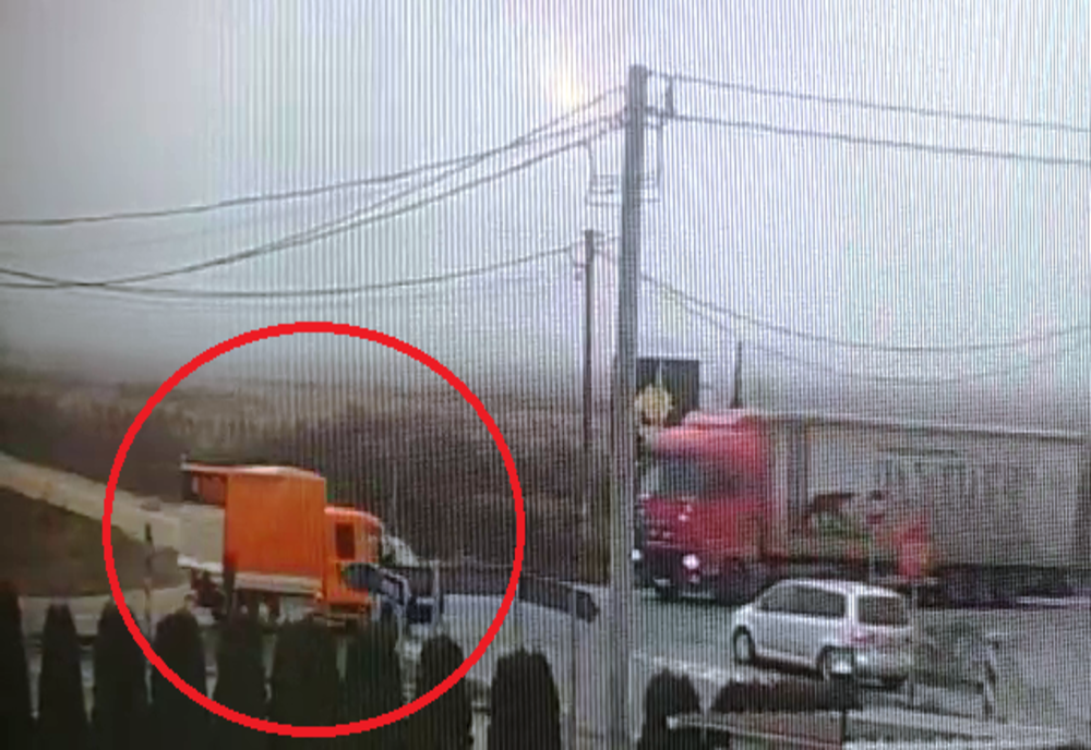 VIDEO Două accidente, produse pe același drum, surprinse de camerele de supraveghere