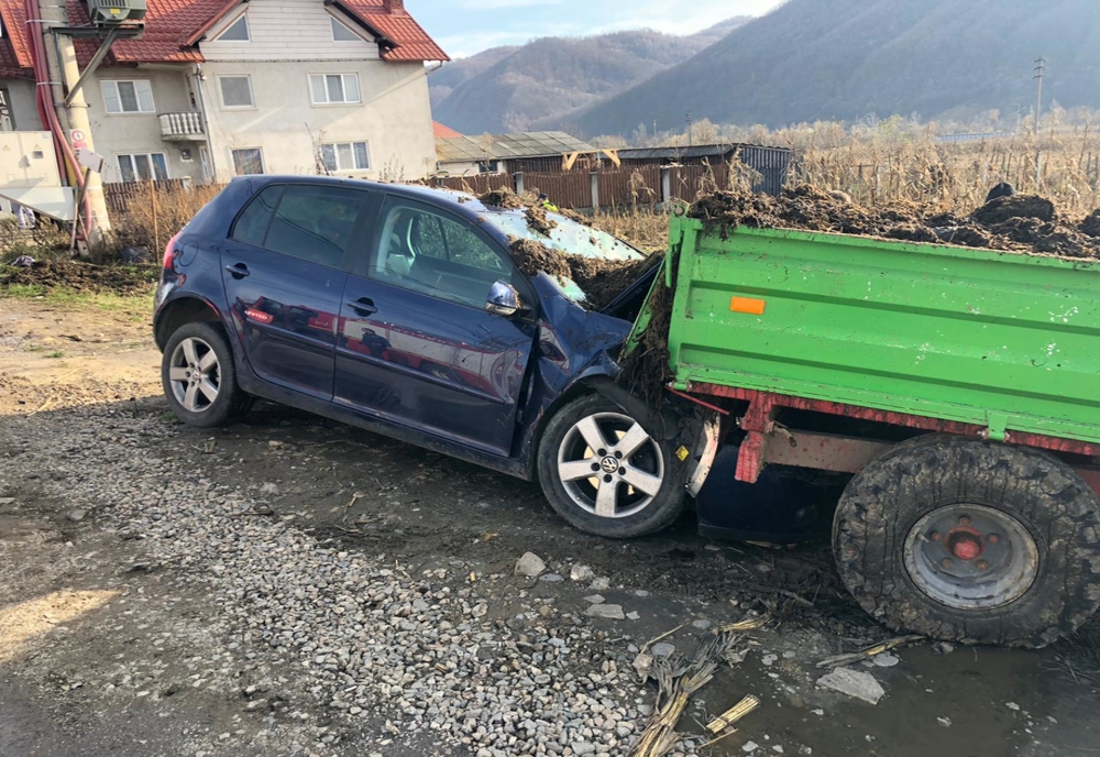 FOTO: Accident în Bistrița-Năsăud! Un șofer în vârstă de 20 de ani a intrat cu autoturismul în spatele unui tractor cu remorcă