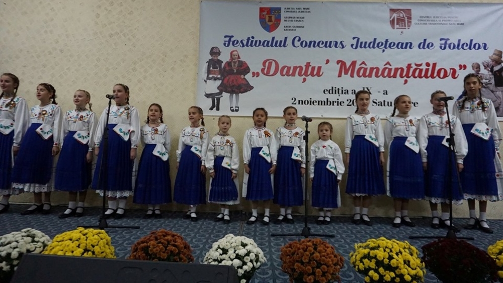Sute de elevi au participat la Festivalul Concurs Județean de Folclor „Danțu’ Mânânțăilor”