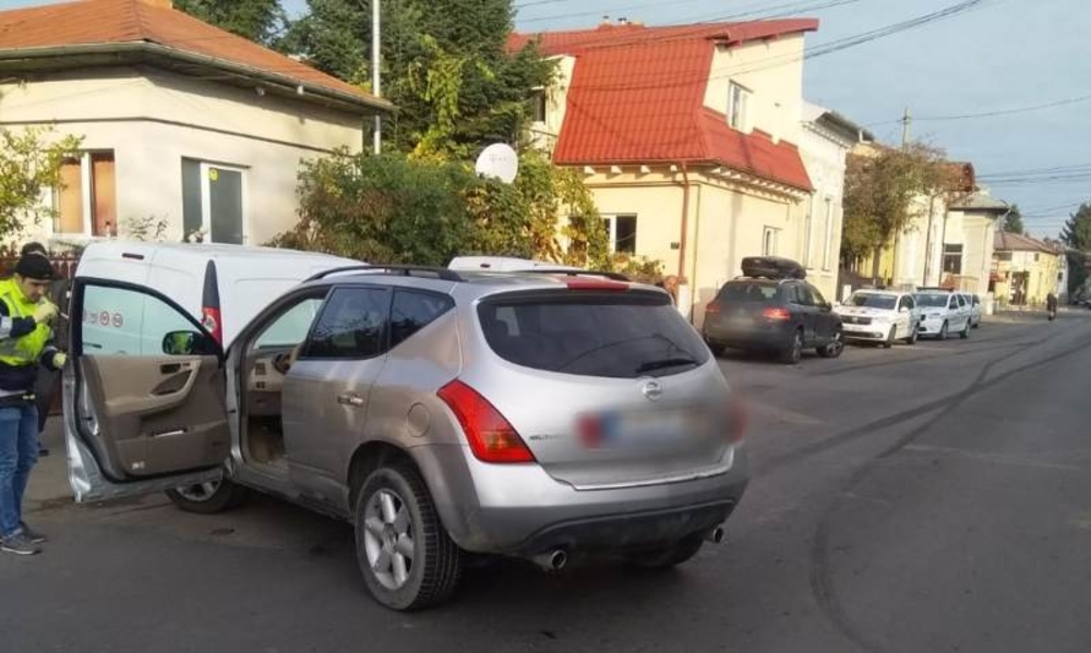 Ploiești: Șoferul care a fugit de polițiști și a lovit două mașini a fost reținut