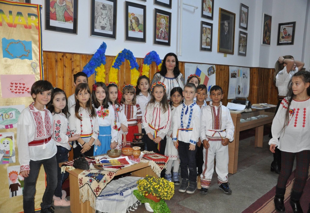 Elevii și dascălii din județul Vaslui vor marca Ziua Națională în port popular