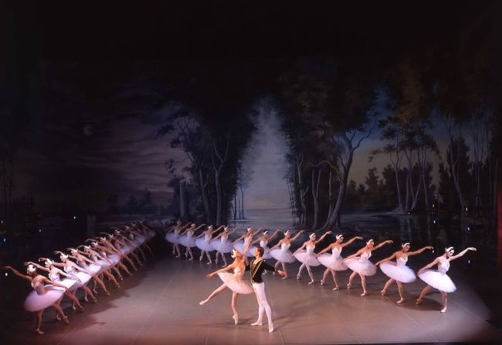 Celebrul balerin rus Andrey Batalov aduce Lacul Lebedelor pe scena Palatului Culturii ”Teodor Costescu”