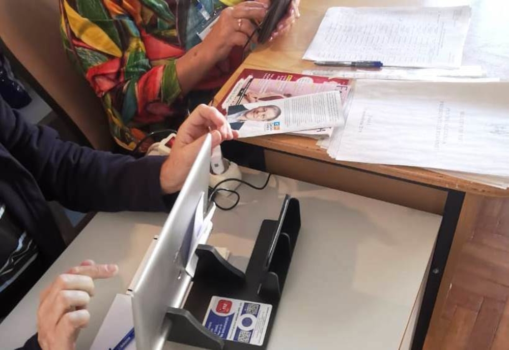Pliante electorale într-o secție de votare din Piatra-Neamț (FOTO)