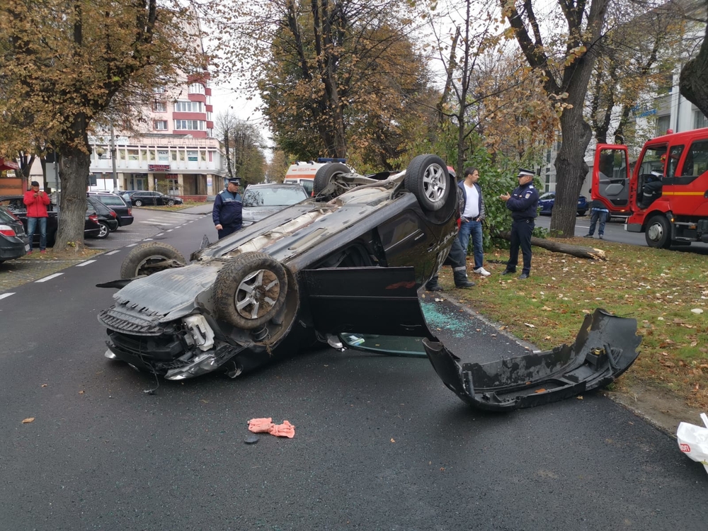 FOTO: Cascadorii pe un bulevard din Bistrița! Două autoturisme, implicate în accident, unul este răsturnat