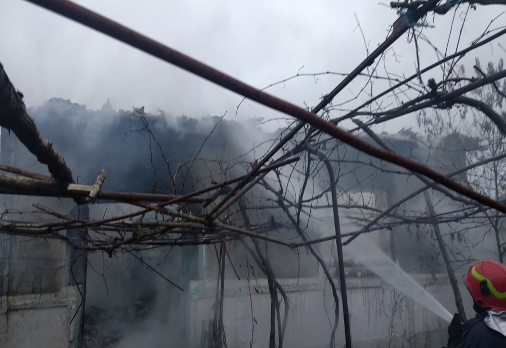 FOTOI Incendiu puternic în Râmnicu de Jos. Casă distruă de flăcări