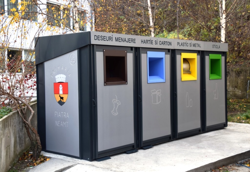 A început amplasarea noilor containere de colectare a deșeurilor în Piatra-Neamț (FOTO)