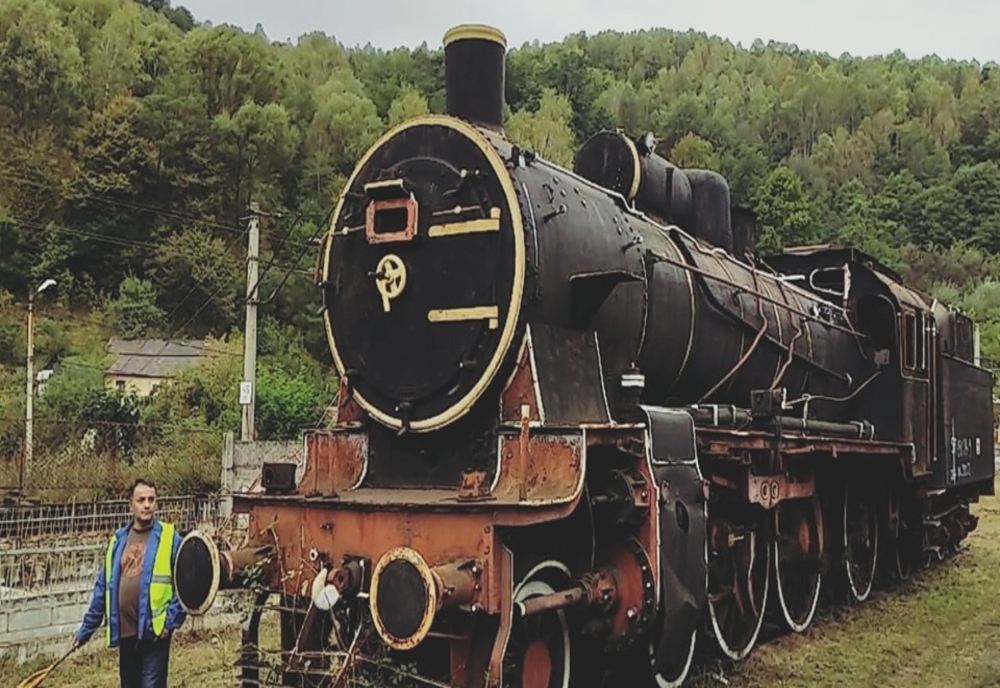 FOTO| O locomotivă cu abur, veche de opt decenii, expusă la Brad