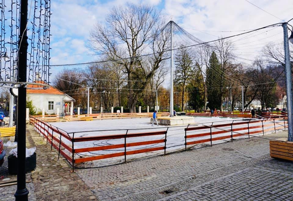 Autoritățile locale din Bistrița fac pregătiri pentru amenajarea patinoarului (FOTO)