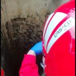Misiune grea pentru pompierii din Bistrița-Năsăud! Încearcă să salveze o femeie care ar fi căzut într-o fântână adâncă (VIDEO)