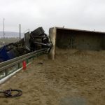 Un camion plin cu nisip s-a răsturnat pe DE 581, blocând circulația