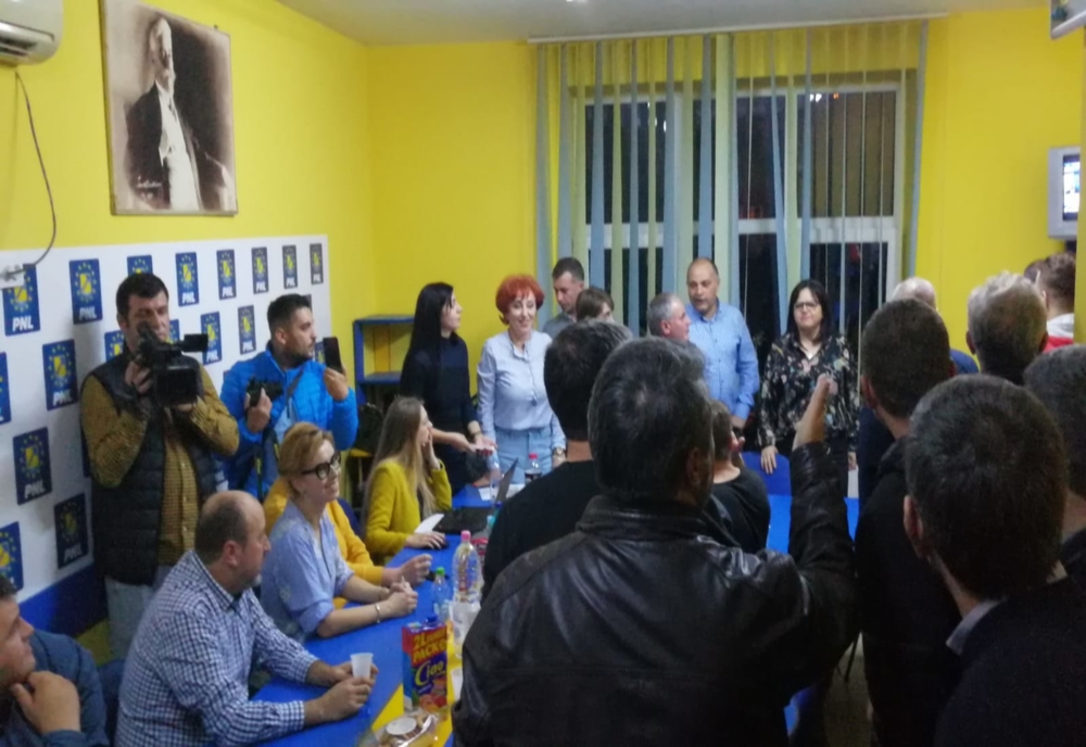 ALEGERI PREZIDENȚIALE 2019. Aplauze și felicitări la sediul PNL Botoșani VIDEO