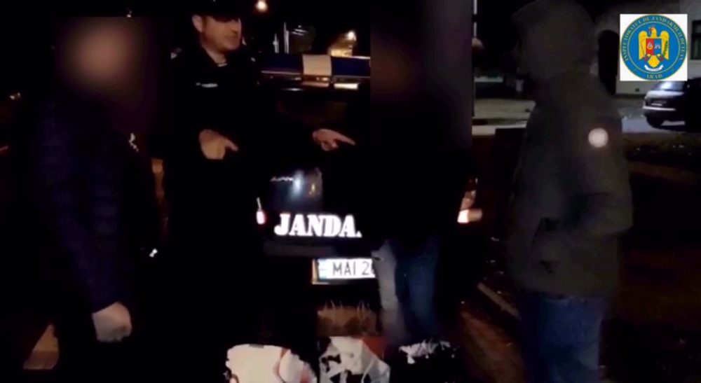 Arad: AUDIO FOTO VIDEO Momentul în care jandarmii din Arad confiscă parfumuri contrafăcute și telefoane mobile, în valoare de 31.000 lei 