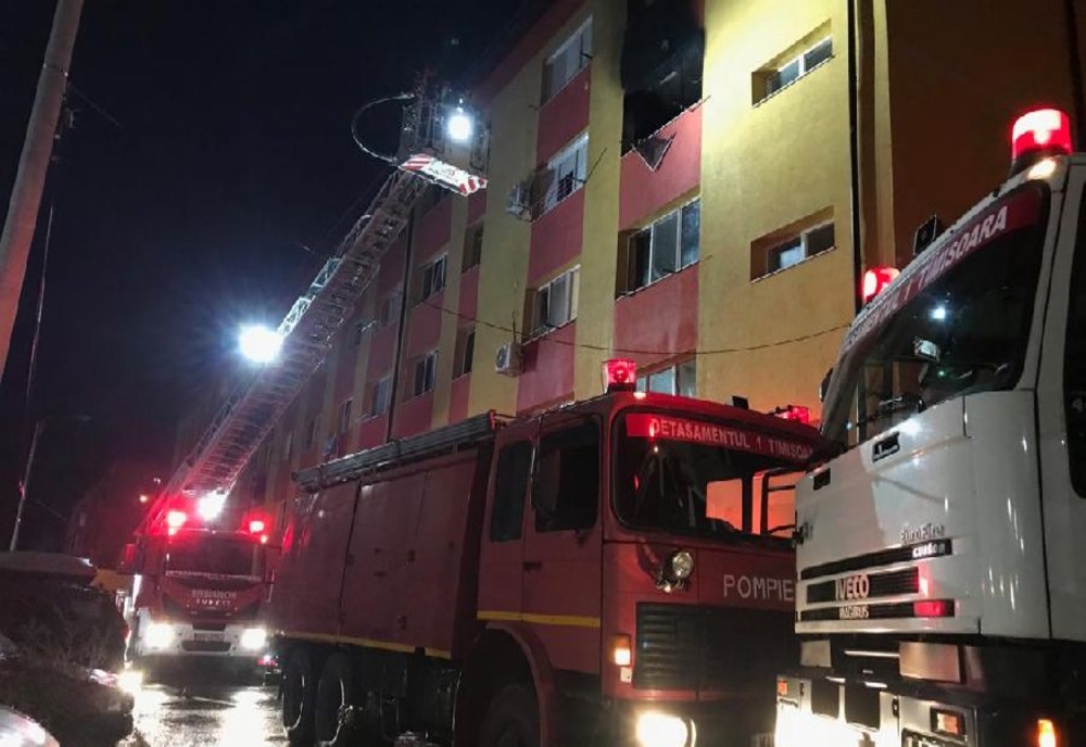 Incendiu violent într-un bloc din Timișoara. Zeci de oameni evacuați. Foto si video