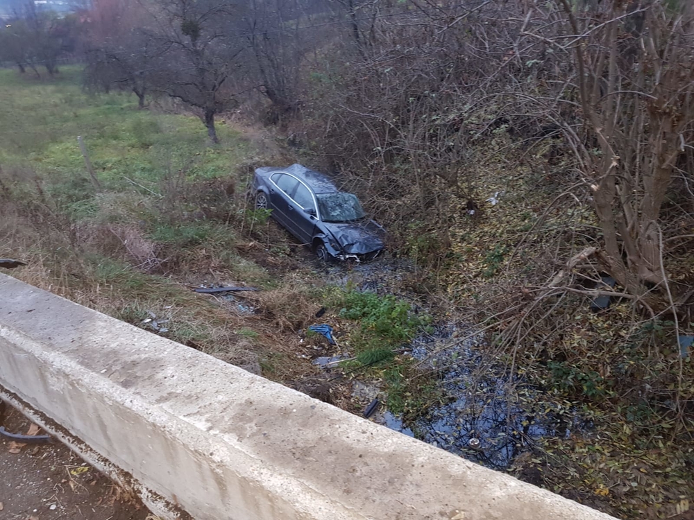 Accident pe DN 15A, în localitatea bistrițeană Herina! Două persoane au ajuns la spital, după ce au sărit cu mașina într-un șanț