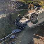 Accident pe DJ 154C, în Bistrița-Năsăud! Un autoturism a ajuns în afara drumului, cu roțile în sus