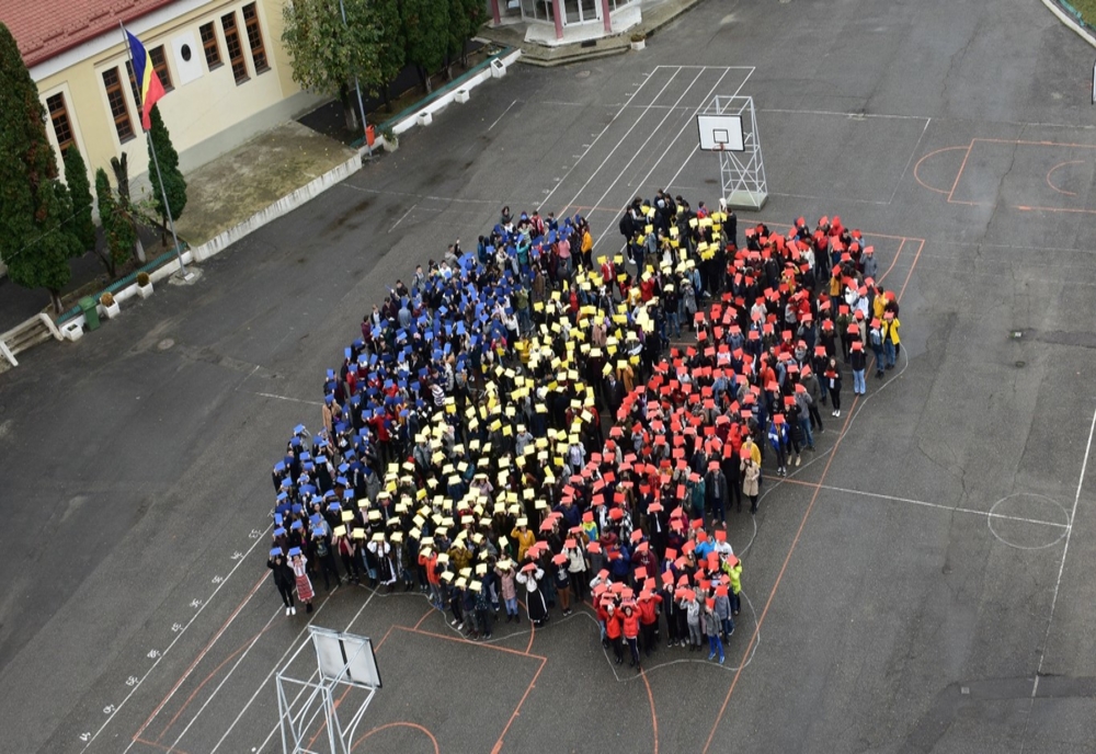 Elevii Colegiului Național ”Mihai Eminescu” din Satu Mare au format un tricolor uriaș