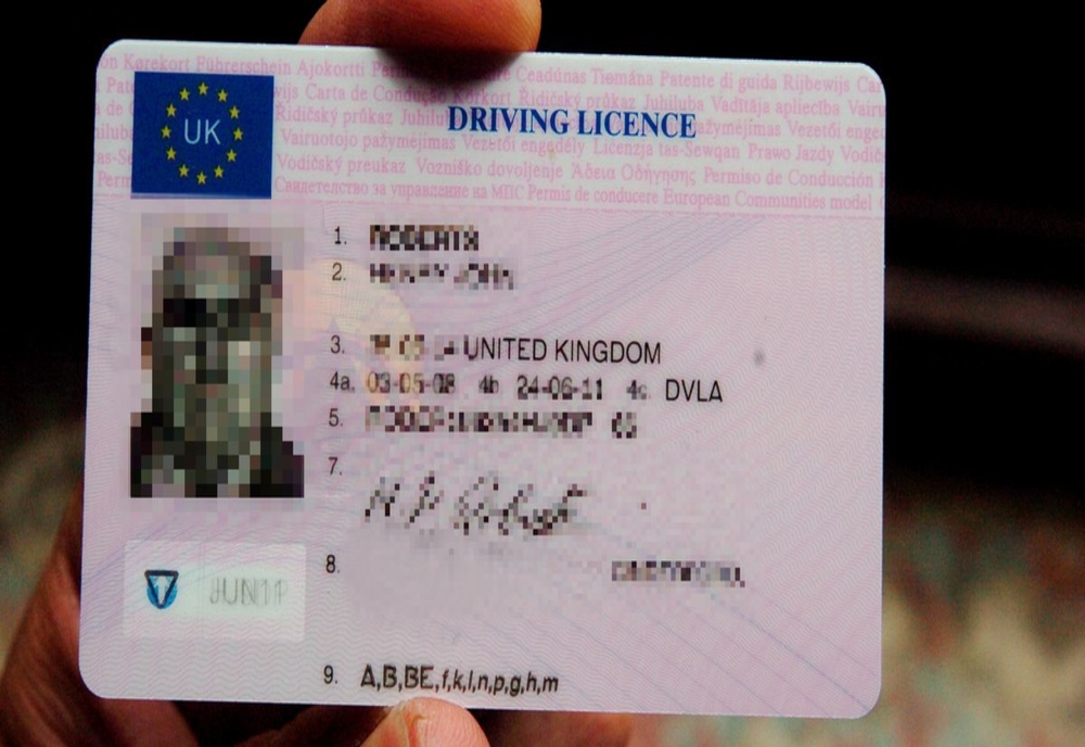 Descoperit de polițiști conducând cu un permis fals, eliberat în Marea Britanie