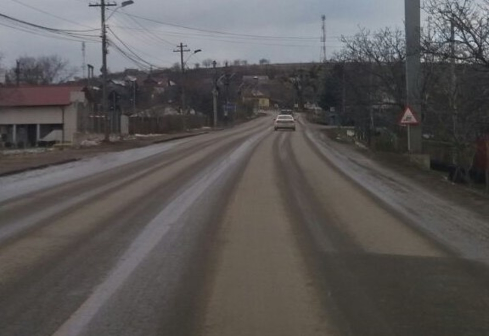 A venit iarna! Peste 200 de tone de material antiderapant, împrăștiate în toată Moldova