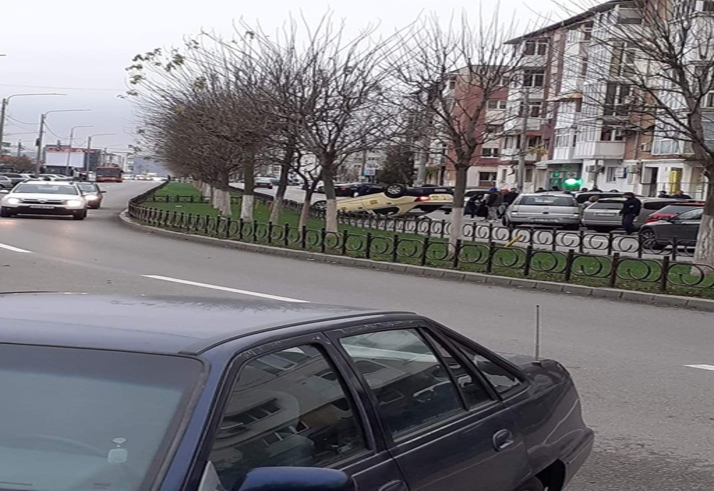 Craiova: Mașină răsturnată în urma impactului cu un alt autoturism