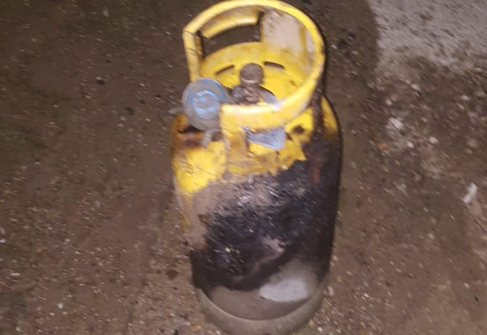 Un bărbat din Murgeni a verificat butelia cu o… brichetă! A dat foc la casă și a ajuns la spital!