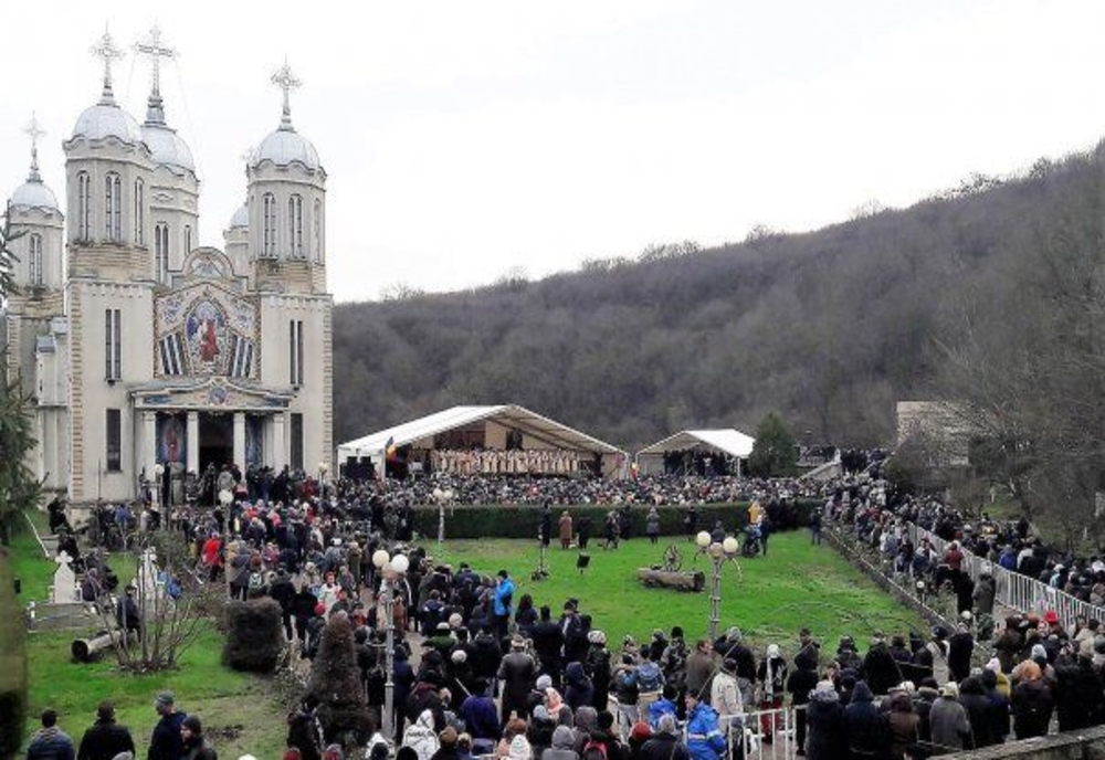 Mii de pelerini la Mănăstirea „Peștera Sfântului Apostol Andrei”