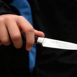 Tâlhărit și amenințat cu cuțitul de un tânăr de 21 de ani