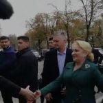 Viorica Dăncilă a fost întâmpinată de un grup de protestatari la Palatul Administrativ din Timișoara. Video!