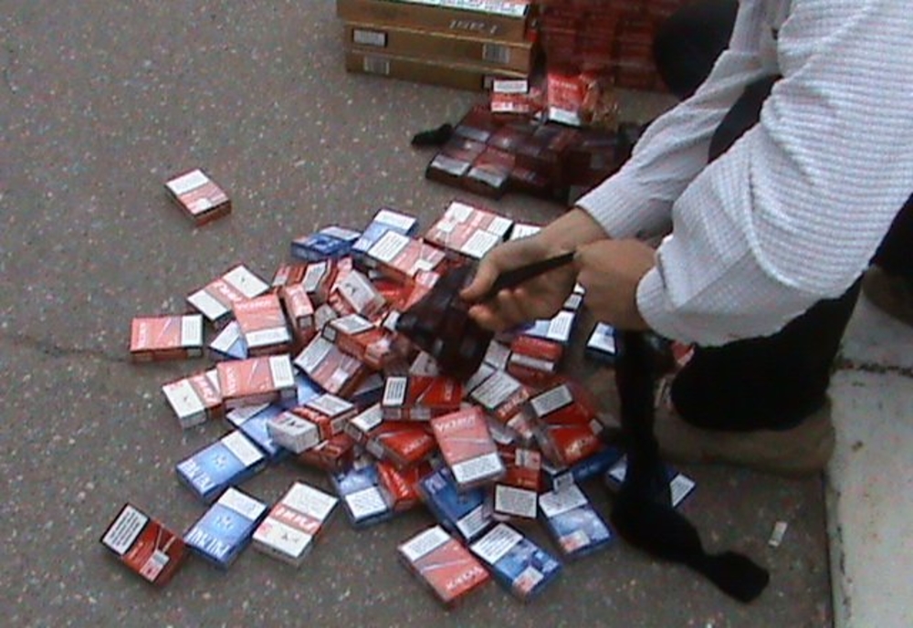Mii de ţigări de contrabandă confiscate din magazinele din Prahova