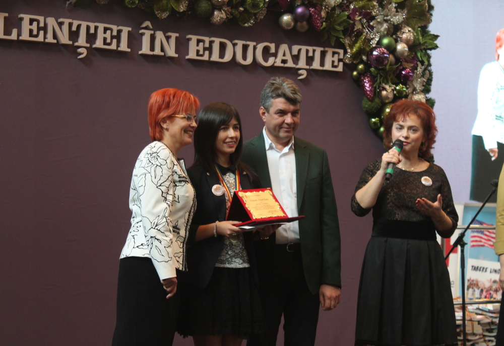 Premii pentru cei mai buni elevi și profesori ieșeni. Mălina Constantinescu este elevul anului