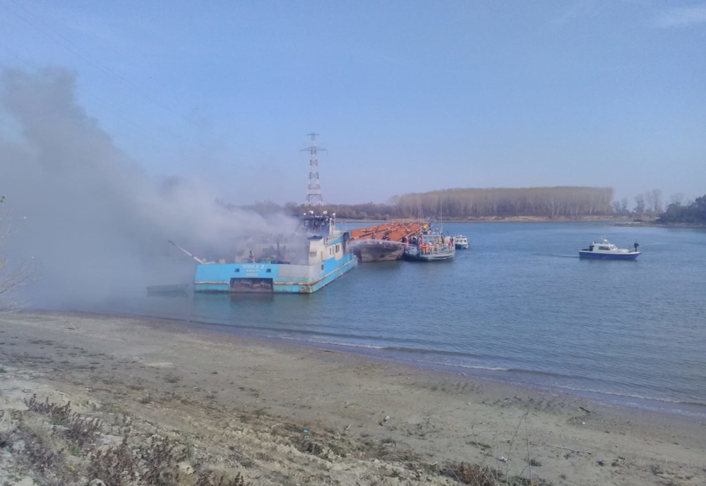 Imagini video de la incendiul barjei aflate pe Dunăre între Chiscani și Tichilești