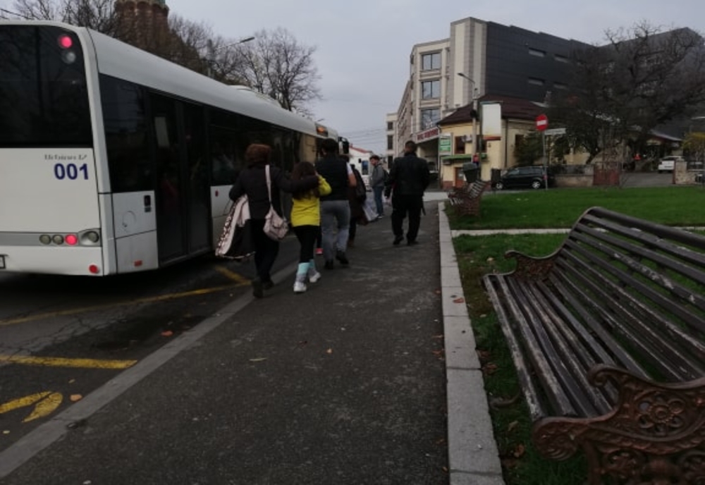 Craiova: Mai multe autobuze pe traseu, la orele de vârf