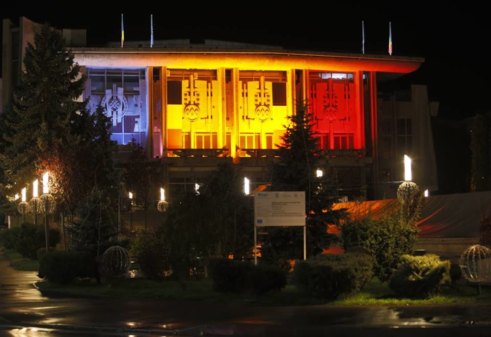 Centrul Cultural din Deva, iluminat în culorile tricolorului, toată luna decembrie