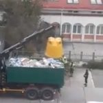 VIDEO: Revoltător! La Onești, oamenii reciclează, iar cei de la salubritate amestecă gunoaiele