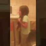 Fetiță de șase ani, bătută cu o mătură de propria mamă (VIDEO)