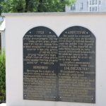 52 de pietre funerare în memoria copiilor uciși la Auschwitz, în Parcul Memorial al Evreilor din Sfântu Gheorghe
