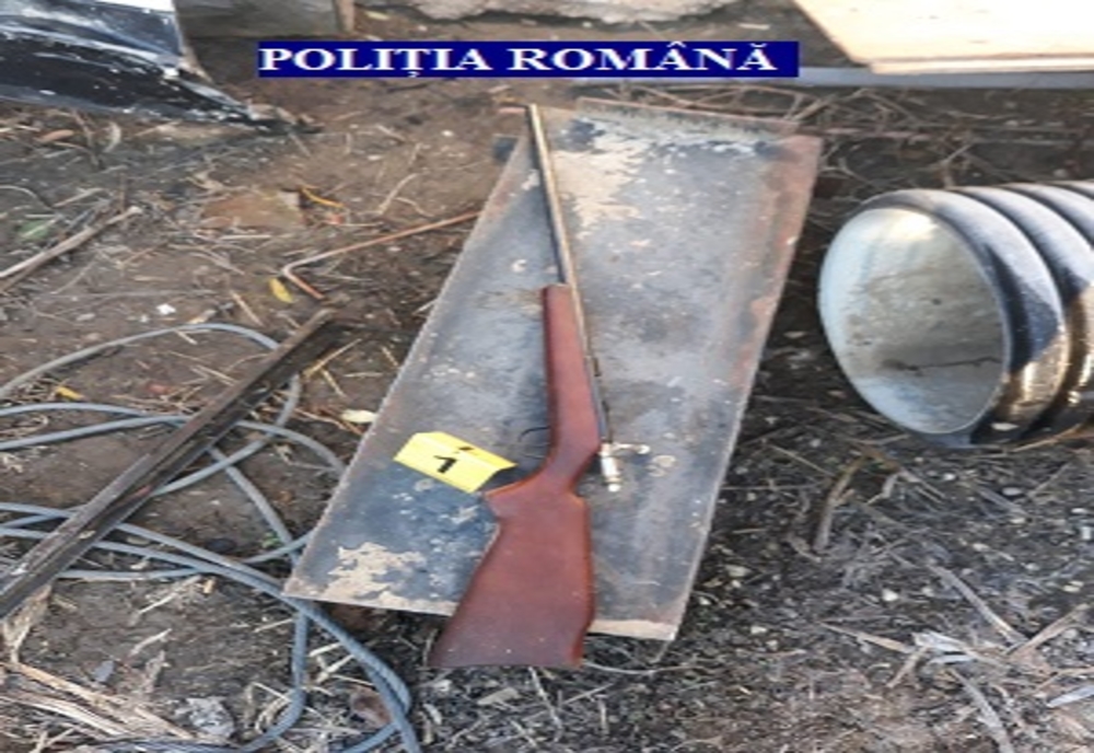 Arme, trofee de vânătoare și ATV-uri folosite la braconaj, confiscate de polițiști. 3 bărbați, reținuți