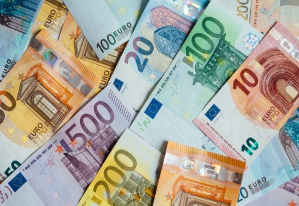 Euro și lira sterlină se apreciază din nou